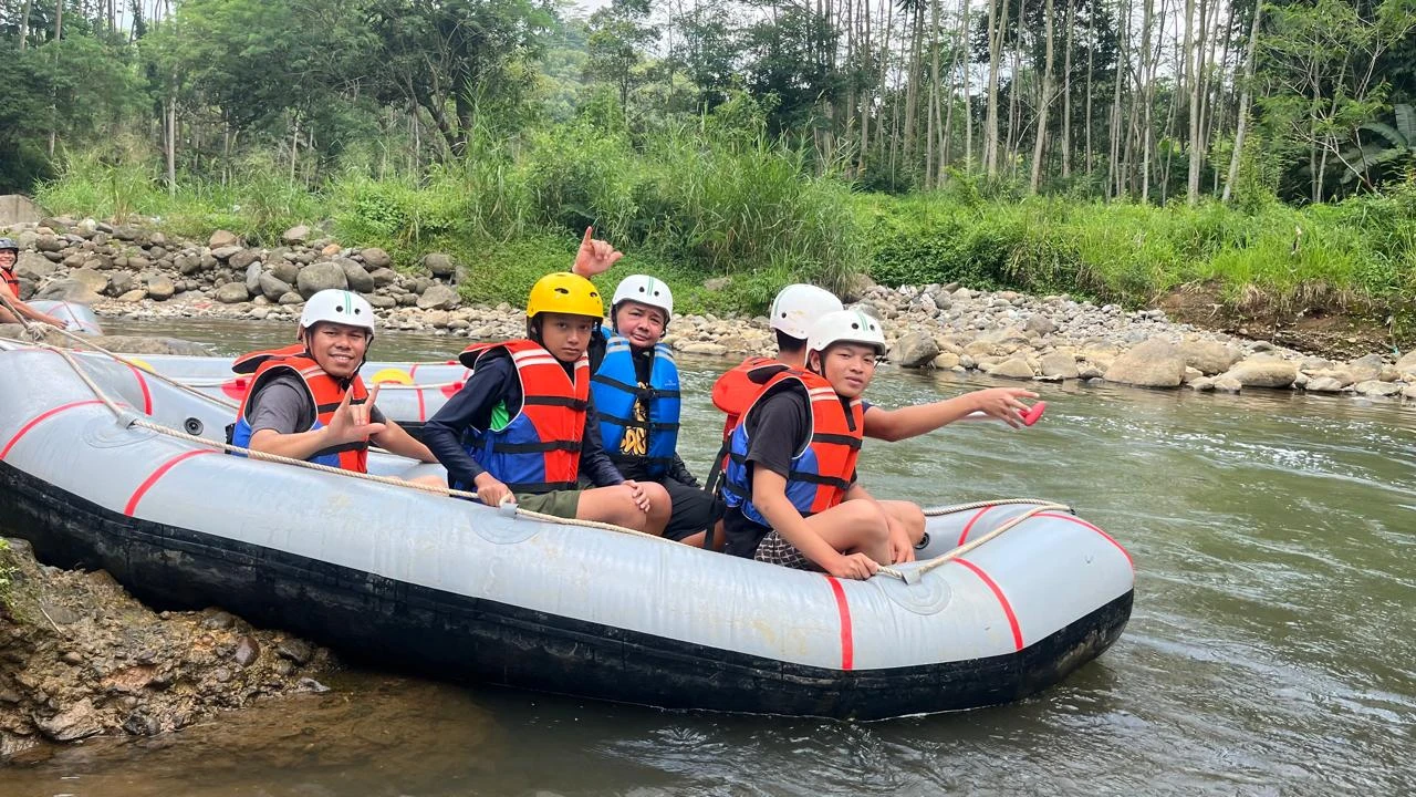rafting di Megamendung Timur Tengah